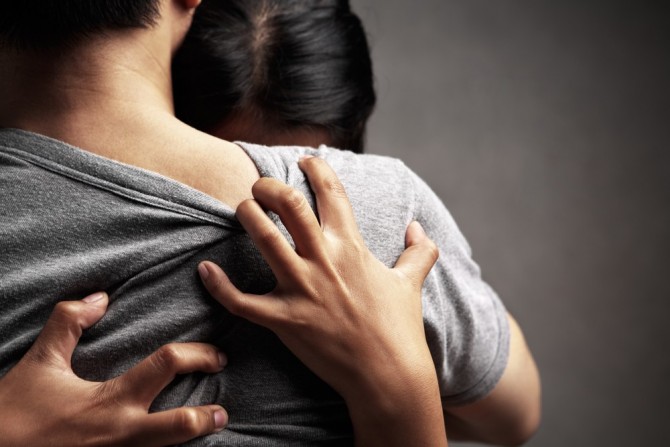 Как пережить утрату: 5 стадий горя и способы его преодоления